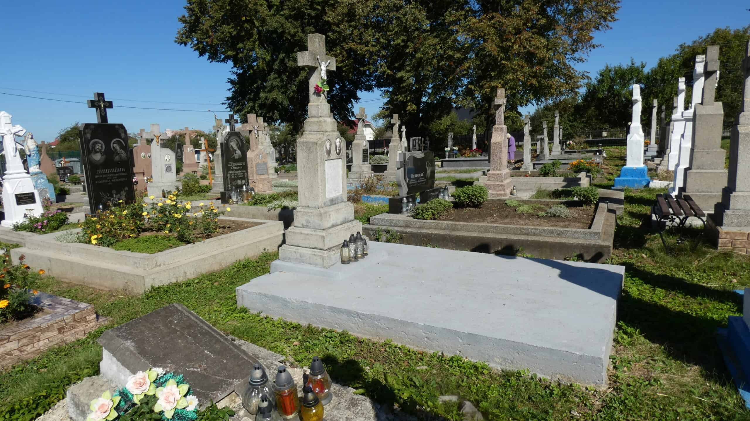 Могили на цвинтарі в Бучачі, могильні пам’ятники та квіткові кладовища.