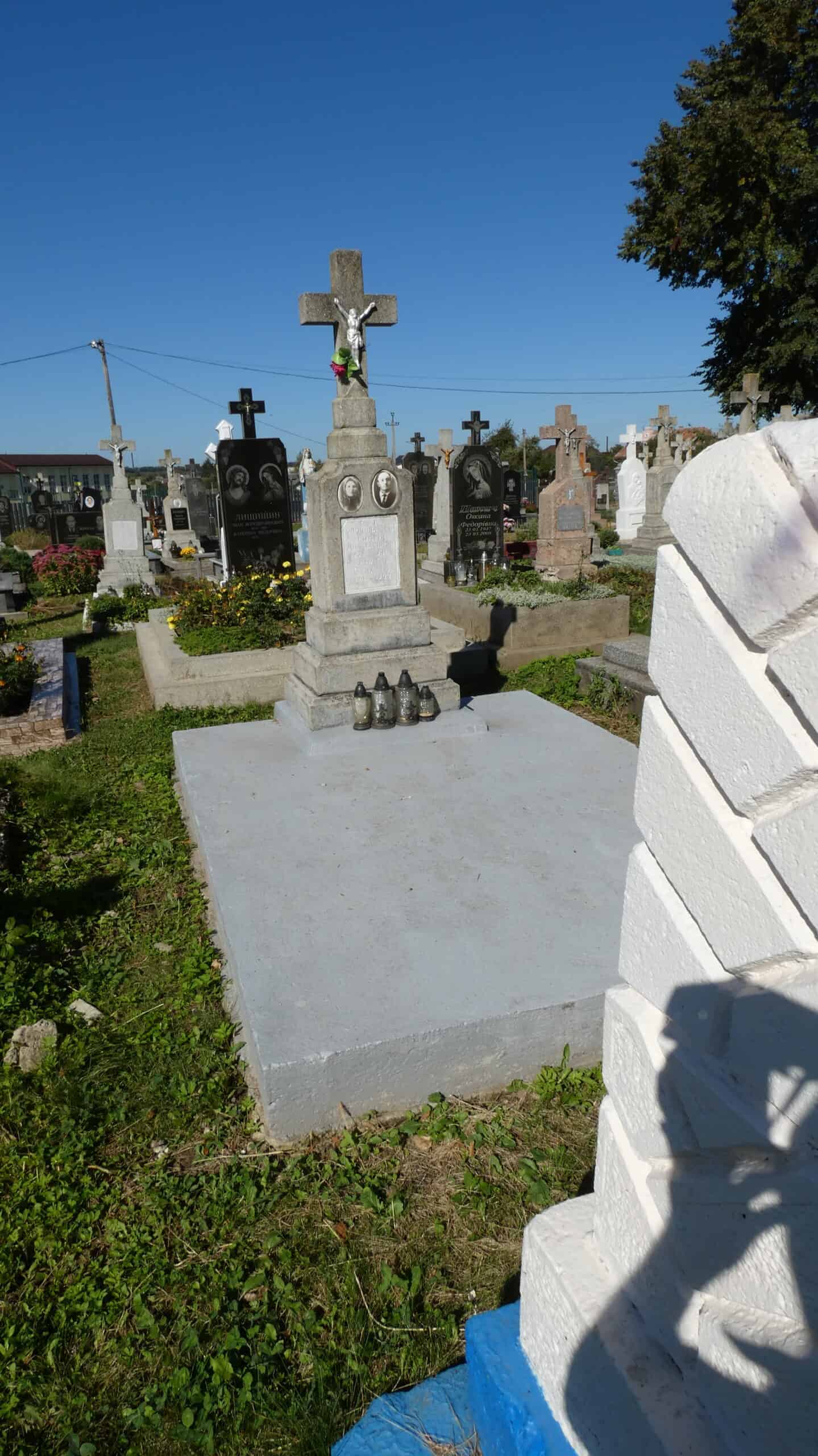 Могила з хрестом на українському цвинтарі, пам'ять про покійних у Буцачах.