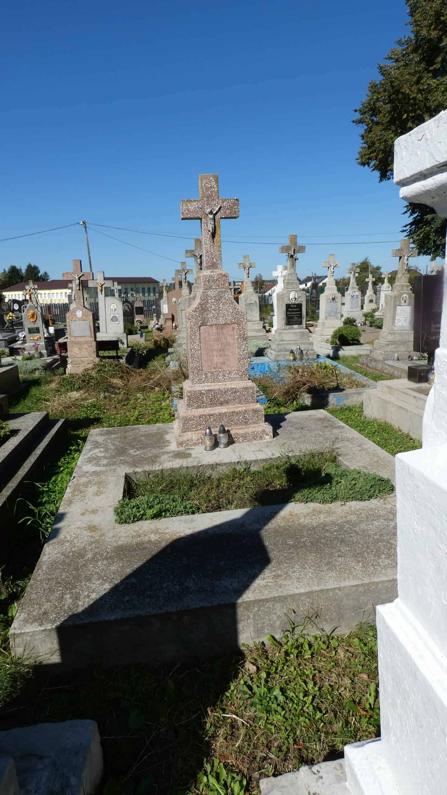 Могила з хрестом на цвинтарі Буцачі, памятник та поховання у відкритому просторі.