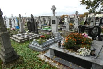 Могили з пам’ятниками на цвинтарі Буцач у різних стилях та розмірах.