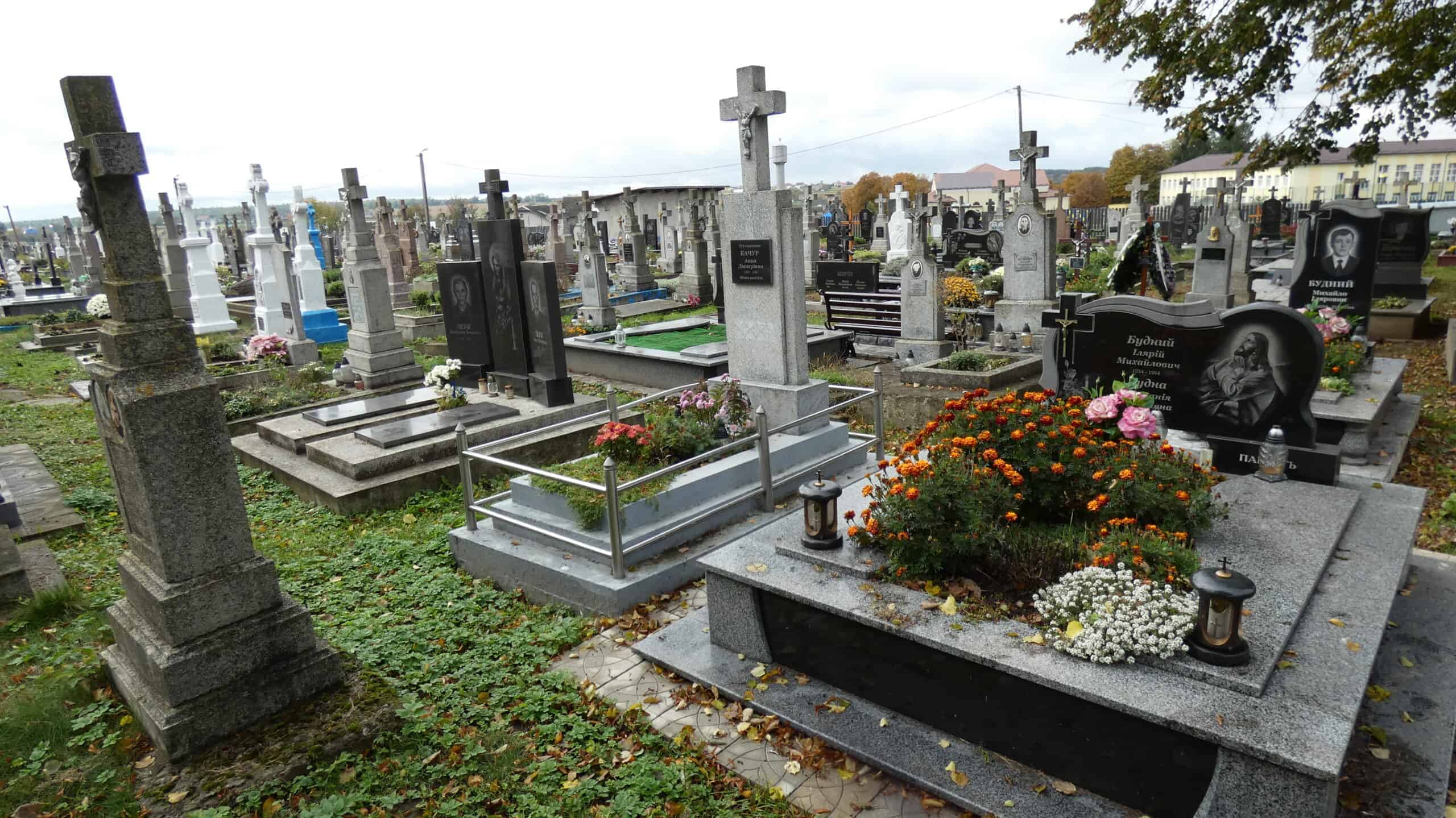 Могили з пам’ятниками на цвинтарі Буцач у різних стилях та розмірах.