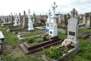 Вічні могили на кладовищі Буцanes, українські пам'ятники на кладовищі, поховання та меморіали в Буцace.