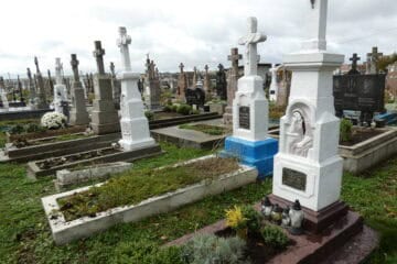 Могили на цвинтарі Буцач, історичне кладовище з пам'ятниками та хрестами.