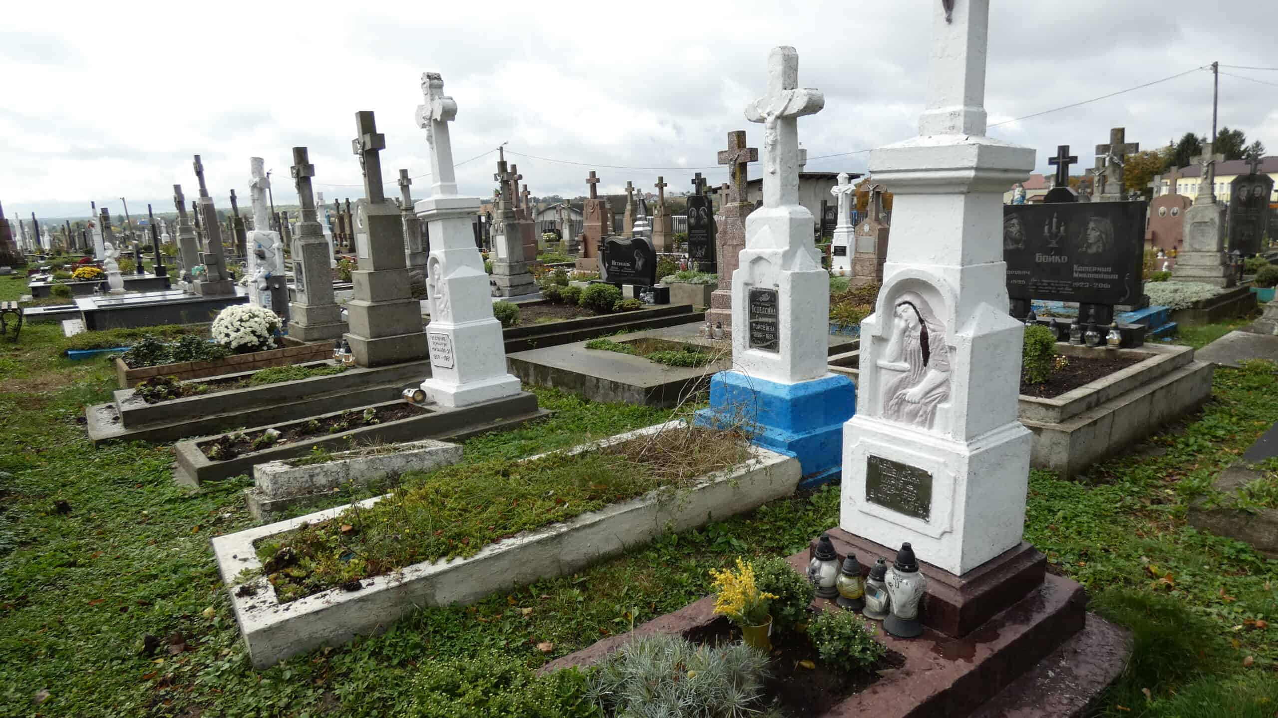 Могили на цвинтарі Буцач, історичне кладовище з пам'ятниками та хрестами.