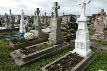 Могили на цвинтарі в Буцачі, український цвинтар із пам’ятниками та похоронними могилами.