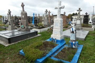 Вуліцьке кладовище з хрестами та пам’ятниками, кладовище в Україні, меморіальні могили, похорони, історичні пам’ятки кладовищ.