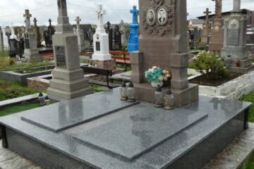 Могила на цвинтарі в Буцьку з козацькими хрестами та меморіальними фотографіями.