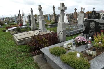 Могили з криницями та пам’ятниками на цвинтарі Буцачі, сучасне кладовище в Україні.