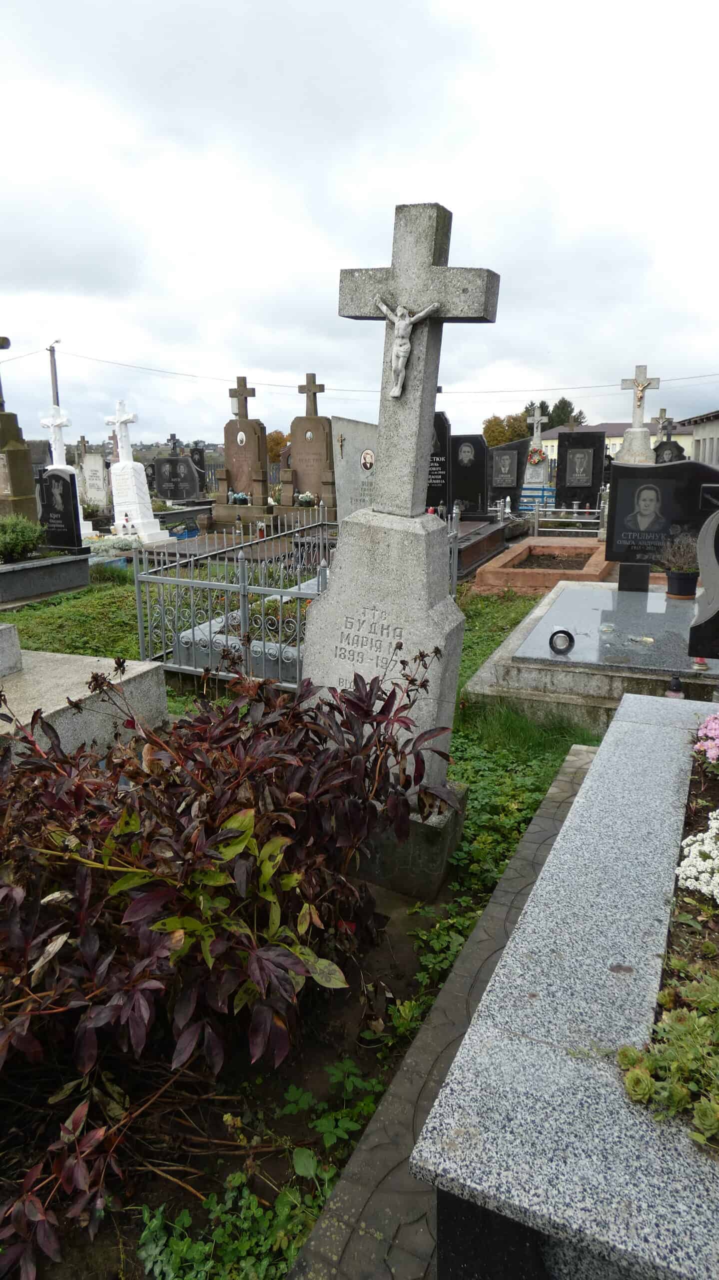 Вічний спомин на цвинтарі в Буцачі, скульптурна хрестова могила з іменем і датами.
