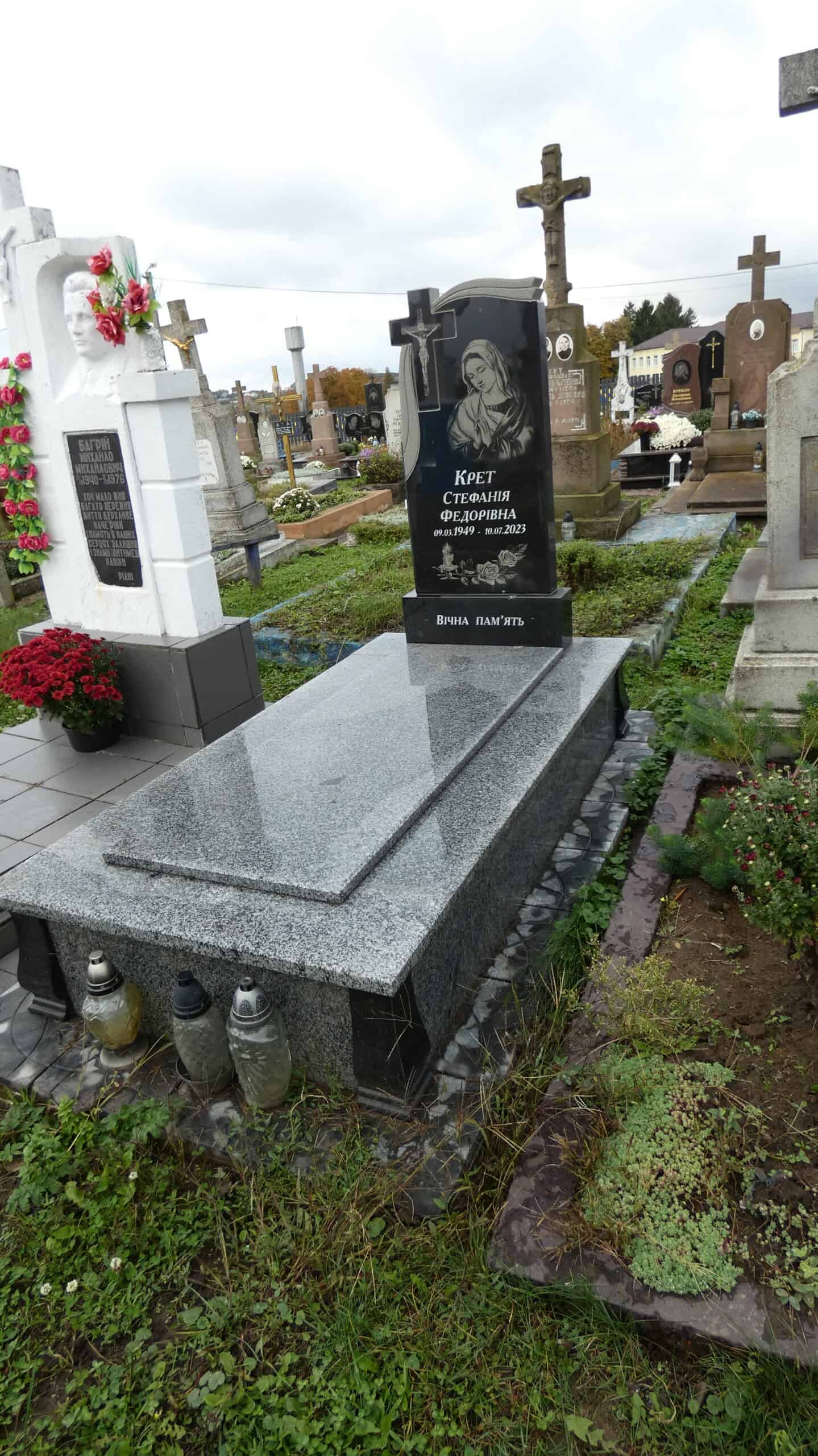 Меморіальний пам’ятник з чорного граніту на цвинтарі в Буцачі.