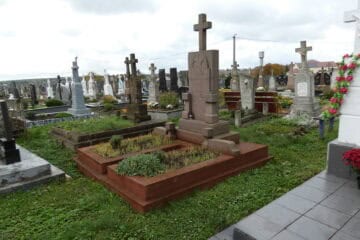 Висячий цвинтар у Буцачиці, сучасні могили та меморіальні пам'ятники, доглянуте кладовище, символічне вшанування покійних.