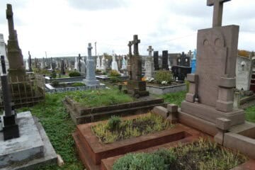 Меморіальний могильний пам’ятник у цвинтарі Буцавці, памятник з хрестом і кам'яною плитою.