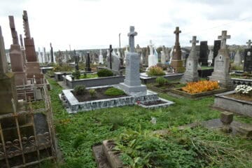 Вечірній цвинтар у Буцазі з хрестами і могилами, озеленення і догляд, історична пам’ять, український цвинтар, кладовище у Буцазі.