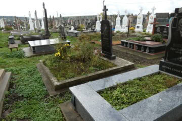 Меморіальні могили на цвинтарі Буцачі, кладовище з пам'ятниками та похованнями.