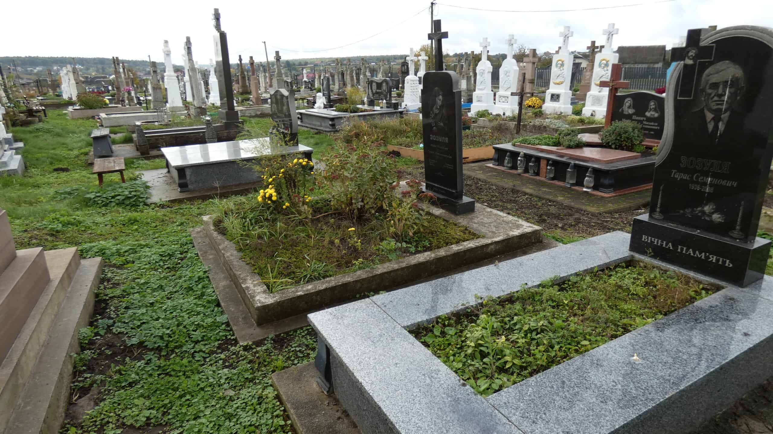 Меморіальні могили на цвинтарі Буцачі, кладовище з пам'ятниками та похованнями.