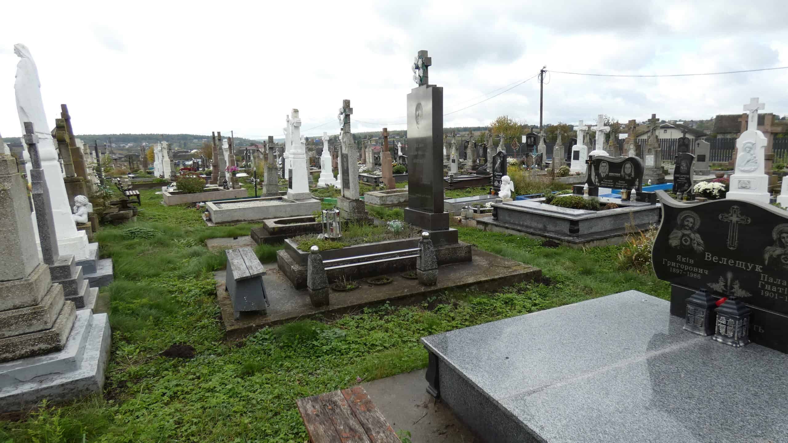 Модель цвинтаря в Буцачі, пам’ятники та надгробки, історичне кладовище у Буцачі, монументи та могили.