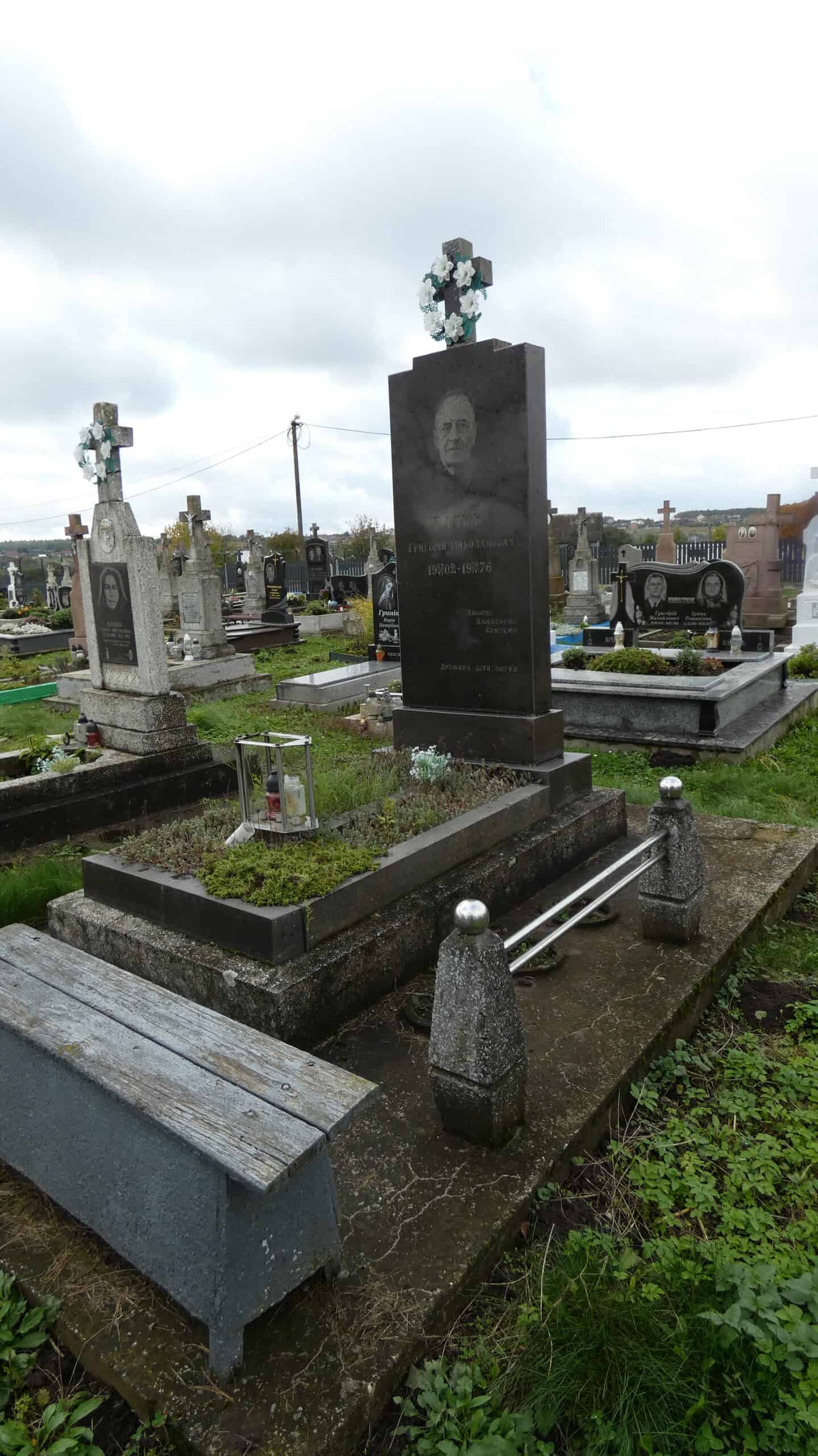 Могила на цвинтарі в Буцачі з пам’ятним надгробком.