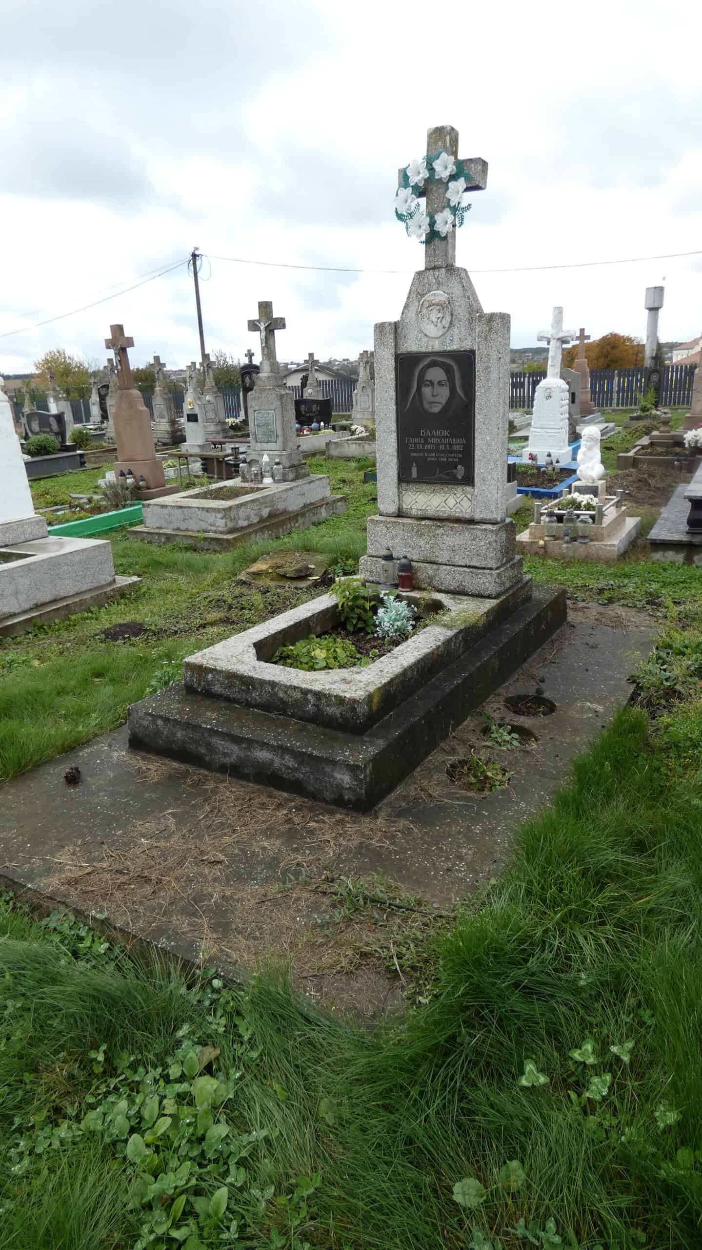 Могила на цвинтарі в Буцьку з пам’ятником та хрестом.
