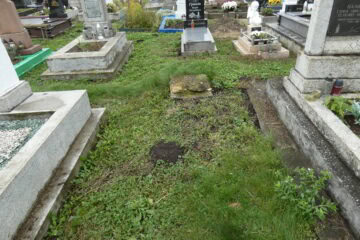 Оформлення цвинтаря, могили з квітами і свічками на Українському цвинтарі в Бучачі.