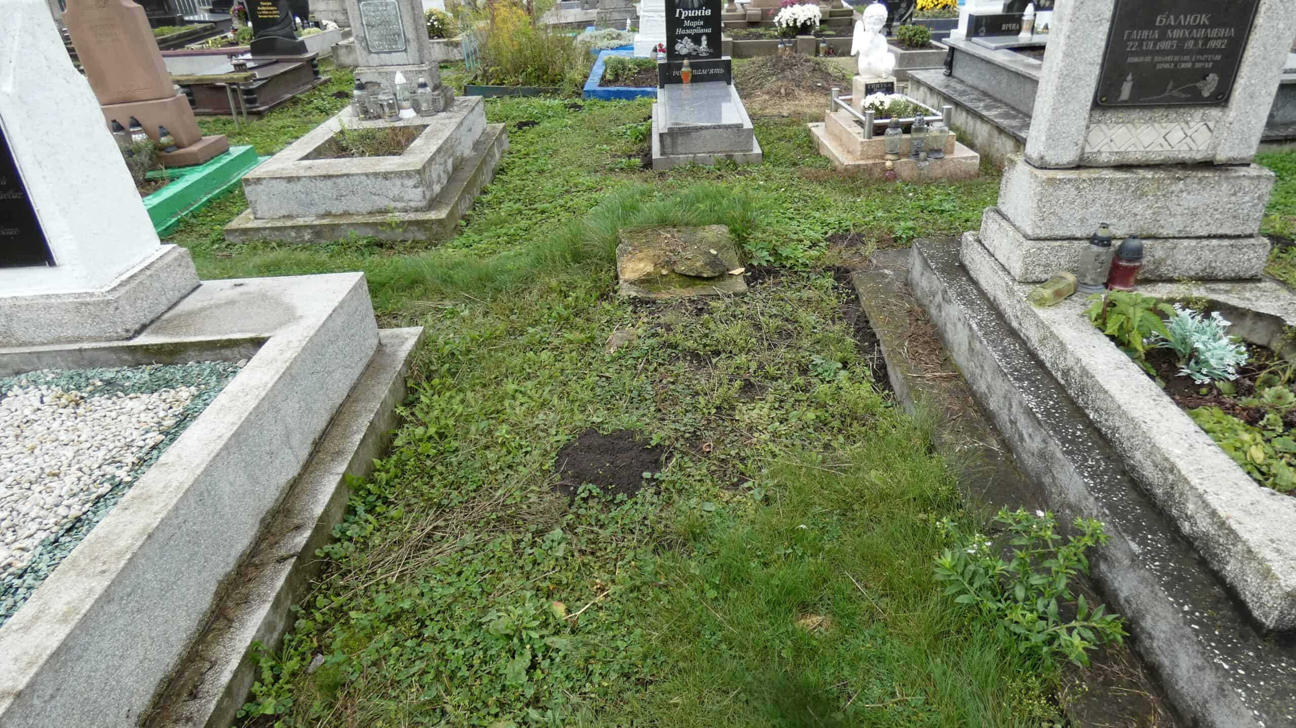 Оформлення цвинтаря, могили з квітами і свічками на Українському цвинтарі в Бучачі.