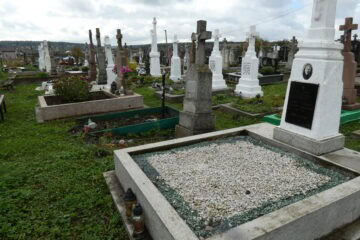 Могили на цвинтарі в Буцачі, могили з хрестами та пам'ятниками, чорний граніт-стела, похоронні пам'ятки в українському стилі.