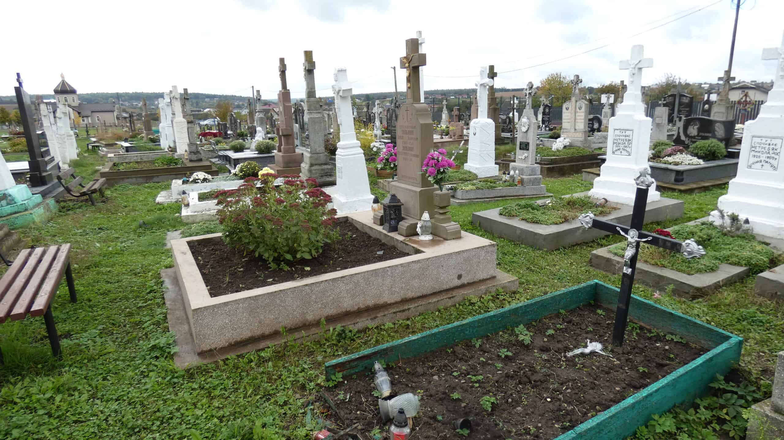 Вічний спочинок на цвинтарі Бучач, доглянуті могили та пам’ятники.