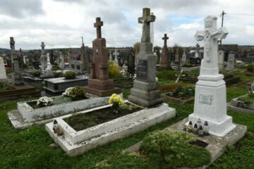 Могили та хрести на цвинтарі, історичне кладовище, похоронний памятник, музей цвинтарної історії.