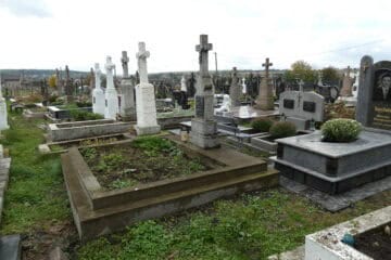 Могили на українському цвинтарі, меморіальні пам'ятники з каменю, історичне кладовище в Буцечі.