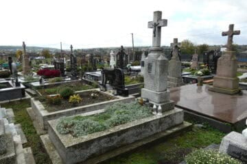 Могили з білими та чорними пам’ятниками на цвинтарі біля Буцача, Україна.