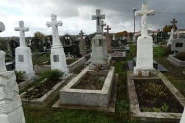 Могили на старому цвинтарі, хрестики та пам’ятники, історичний кладовищний некрополь, Буцач Цвинтар, поховання.