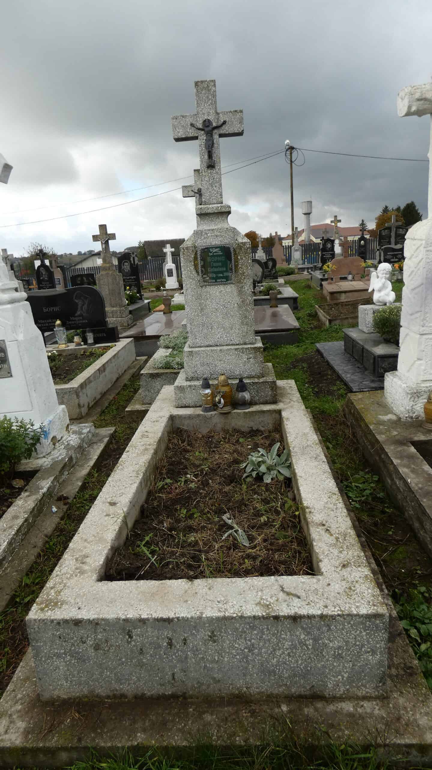 Могила з хрестом на цвинтарі в Буцачі, старе кладовище, меморіальний пам'ятник, український цвинтар, духовна спадщина.