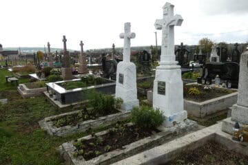 Вічні пам’ятники на цвинтарі Буцеч, історичні могили з хрестами та огорожею.