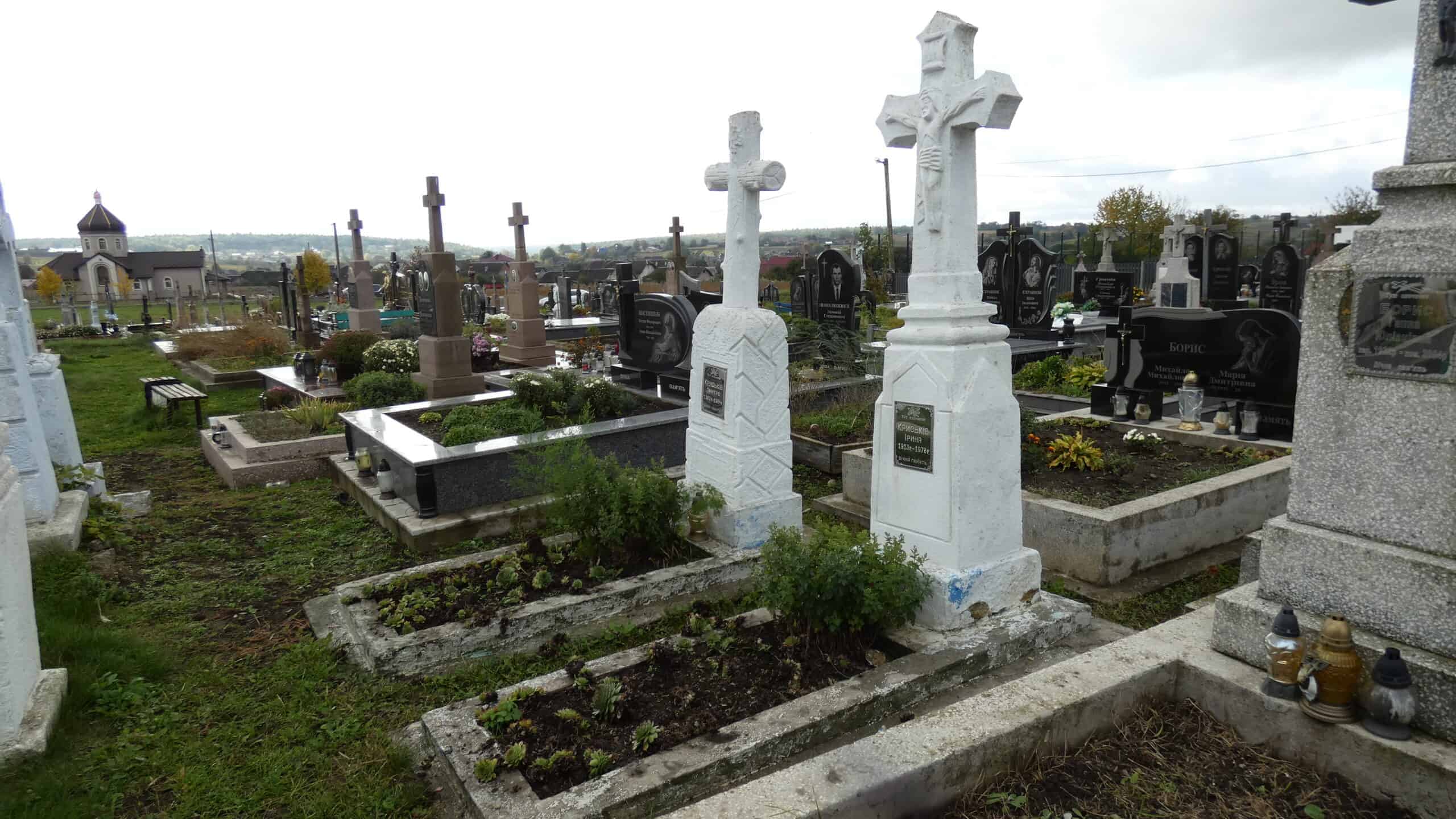 Вічні пам’ятники на цвинтарі Буцеч, історичні могили з хрестами та огорожею.