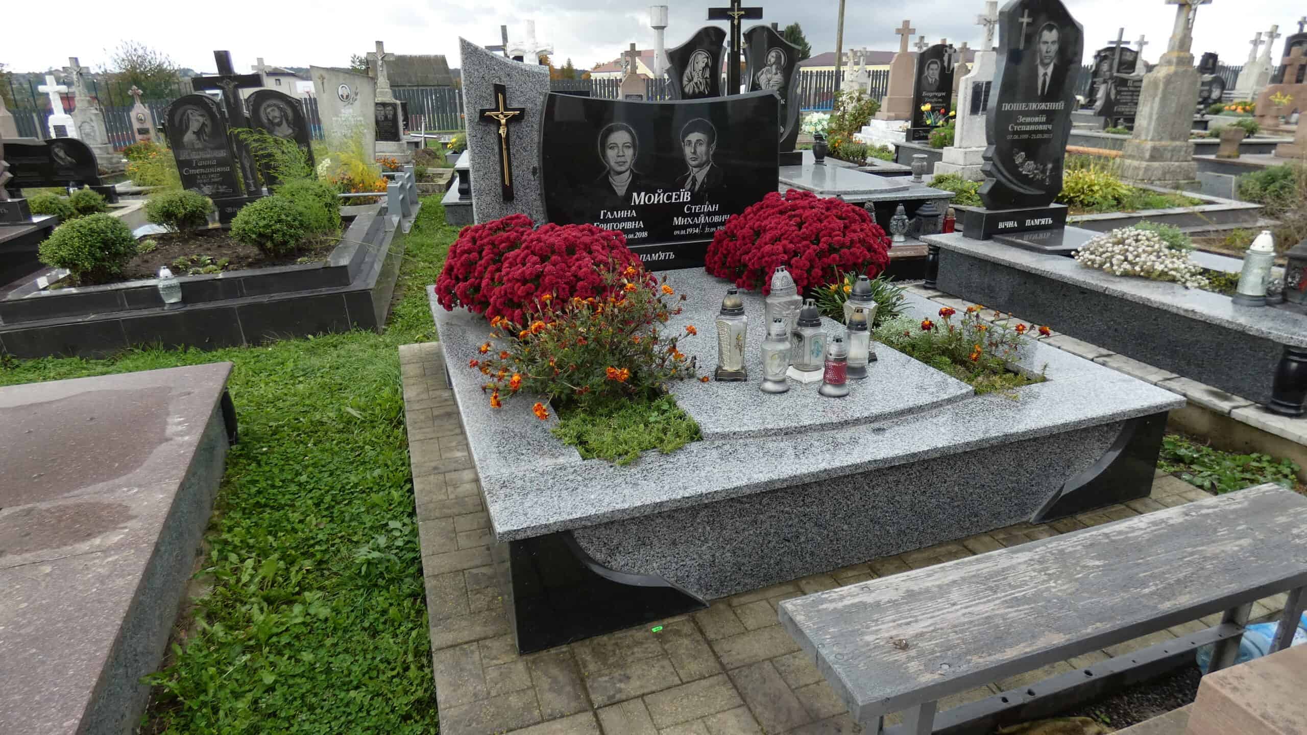 Меморіальний пам’ятник на цвинтарі Буцакць з квітами та лампадками.