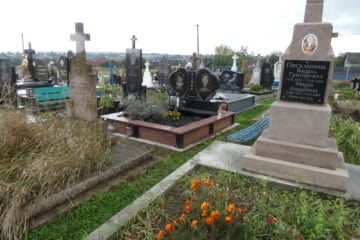 Могили на цвинтарі в Букачачах, пам’ятники та надгробки, історія та шанування померлих.