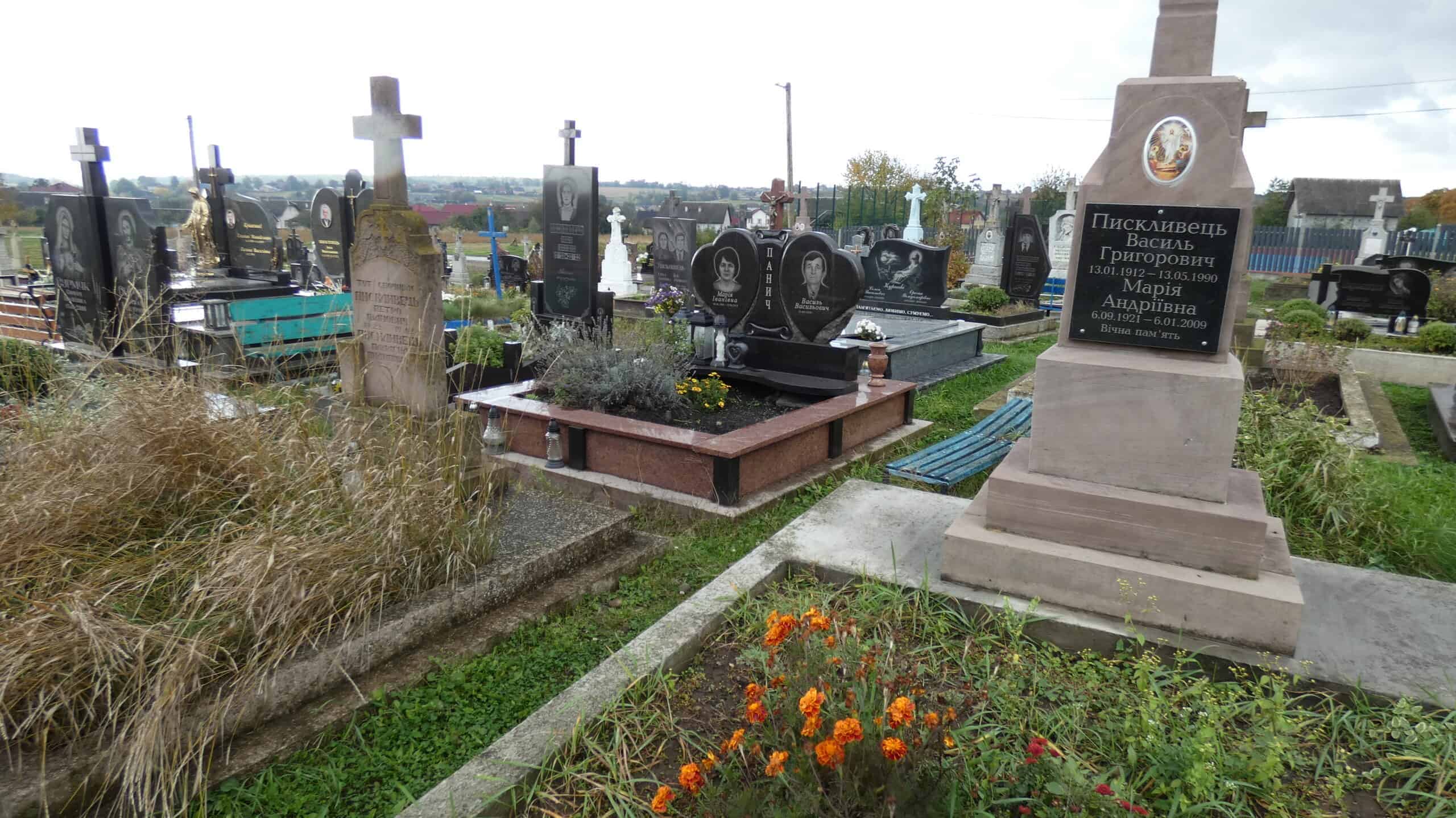 Могили на цвинтарі в Букачачах, пам’ятники та надгробки, історія та шанування померлих.