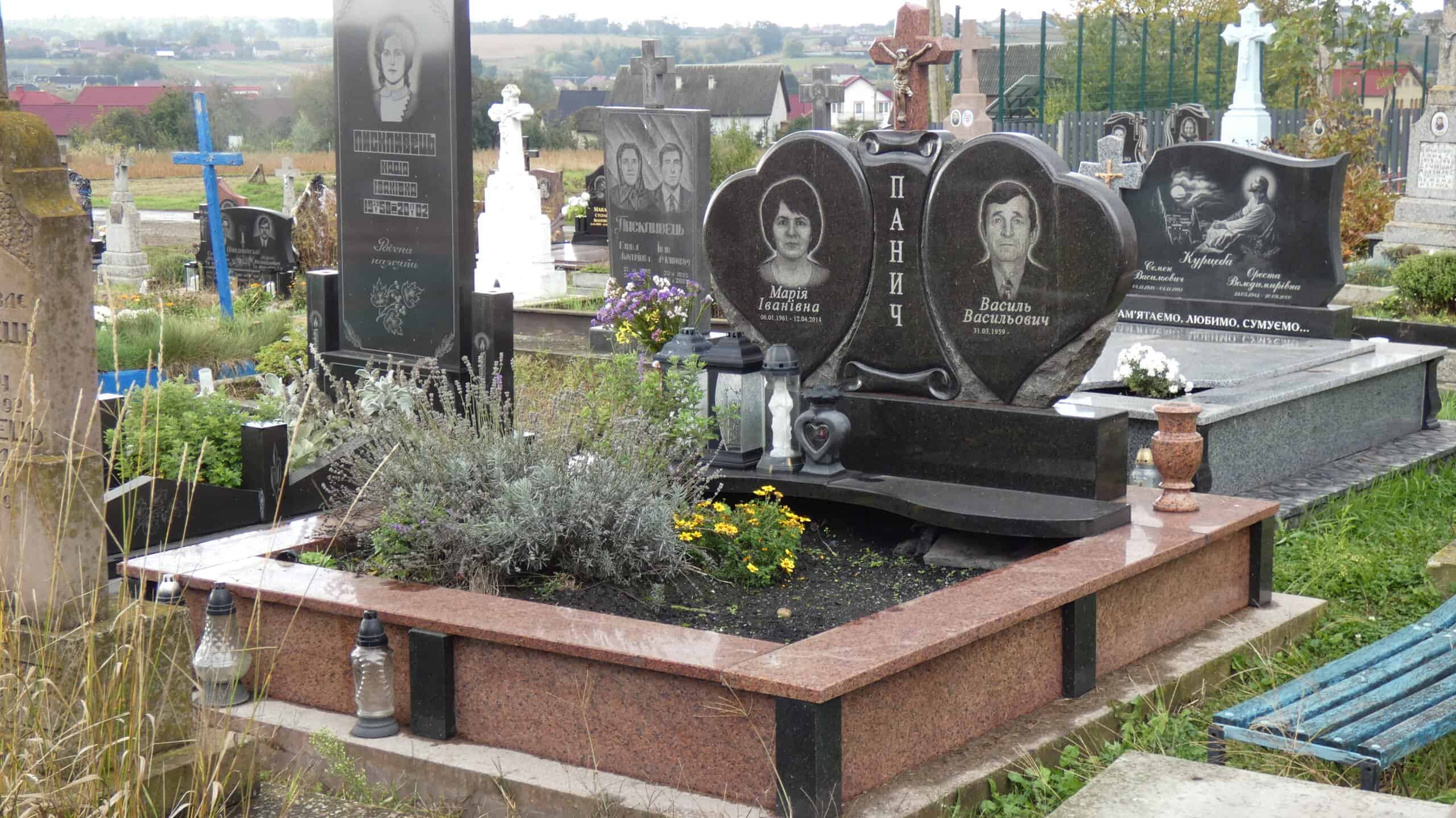 Меморіальний пам'ятник на кладовищі у Буцачі, з квітами та декоративними елементами, для вшанування пам'яті померлих.