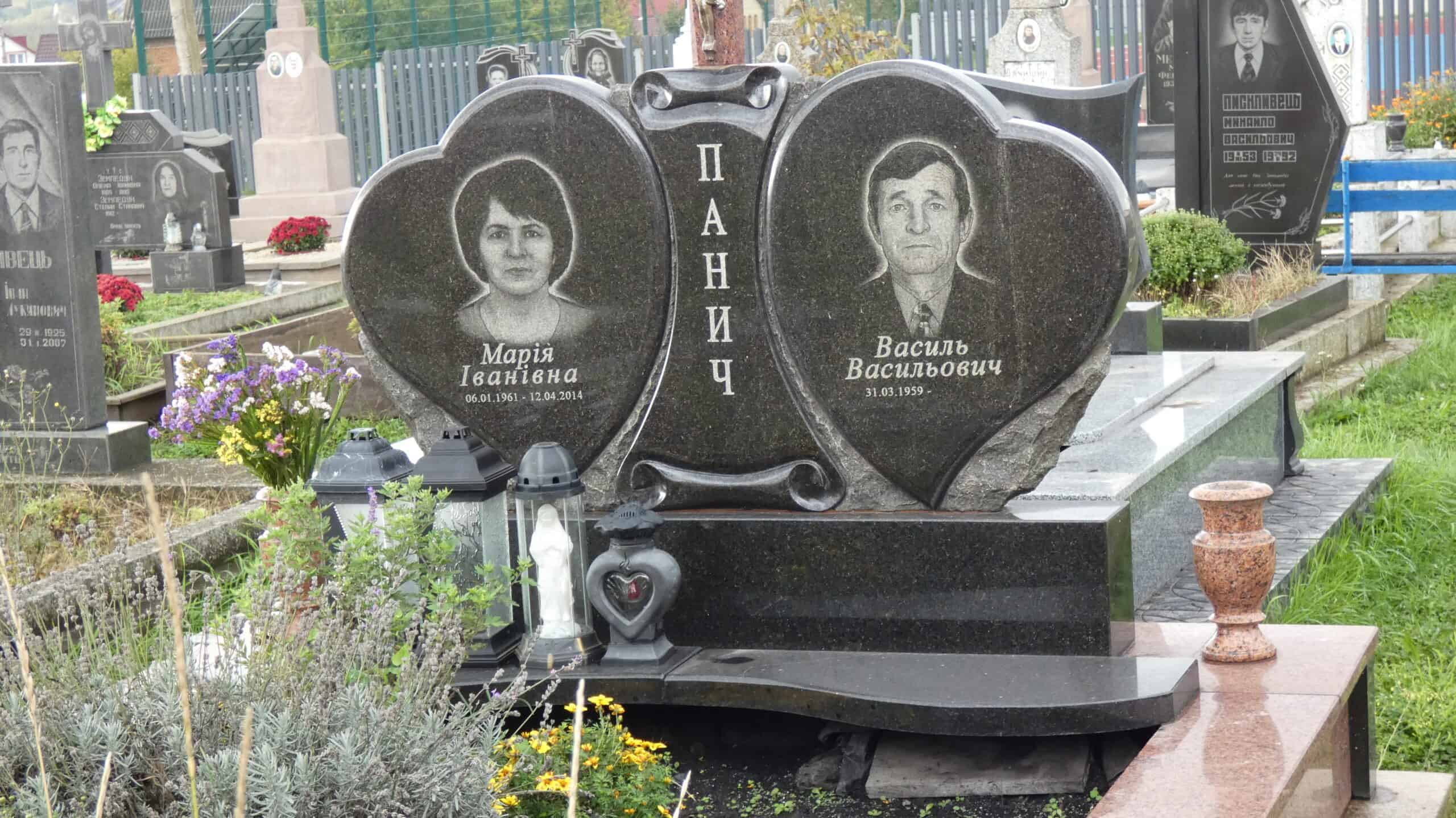 Вічний спокій на цвинтарі в Буцаку з пам’ятником у формі серця з портретами подружжя.