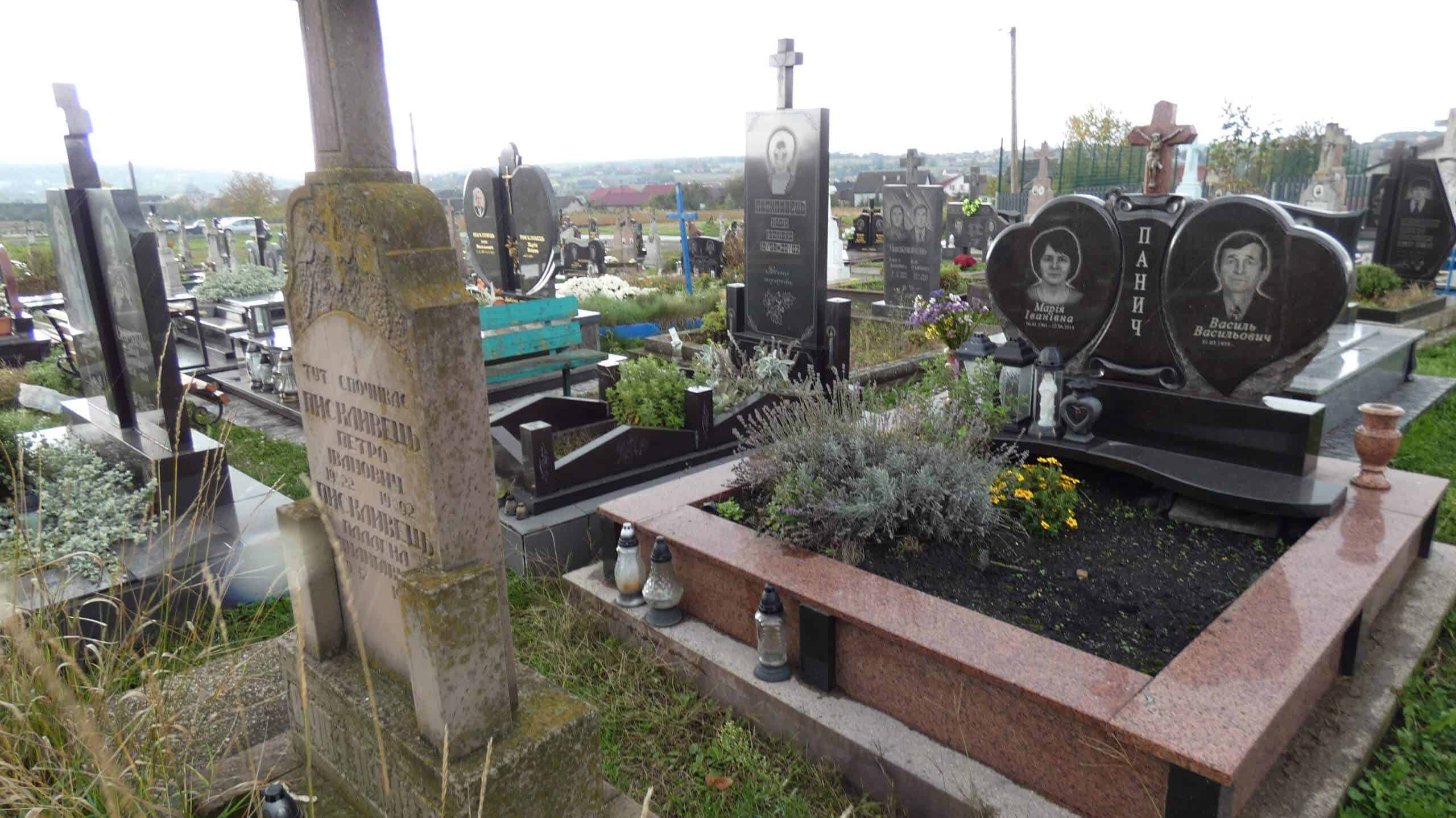 Меморіальні monuments у цвинтарі Буцач, Україна, сучасний вигляд поховань і надгробків, братські могили.