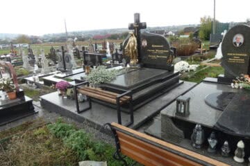 Вічний спочинок на цвинтарі у Буцачі, сучасні меморіальні пам'ятники для рідних.