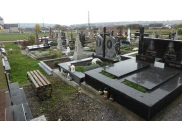 Меморіальні надгробки та могили на цвинтарі в Буцачі, сучасний кладовищний простір, висока якість памятників.