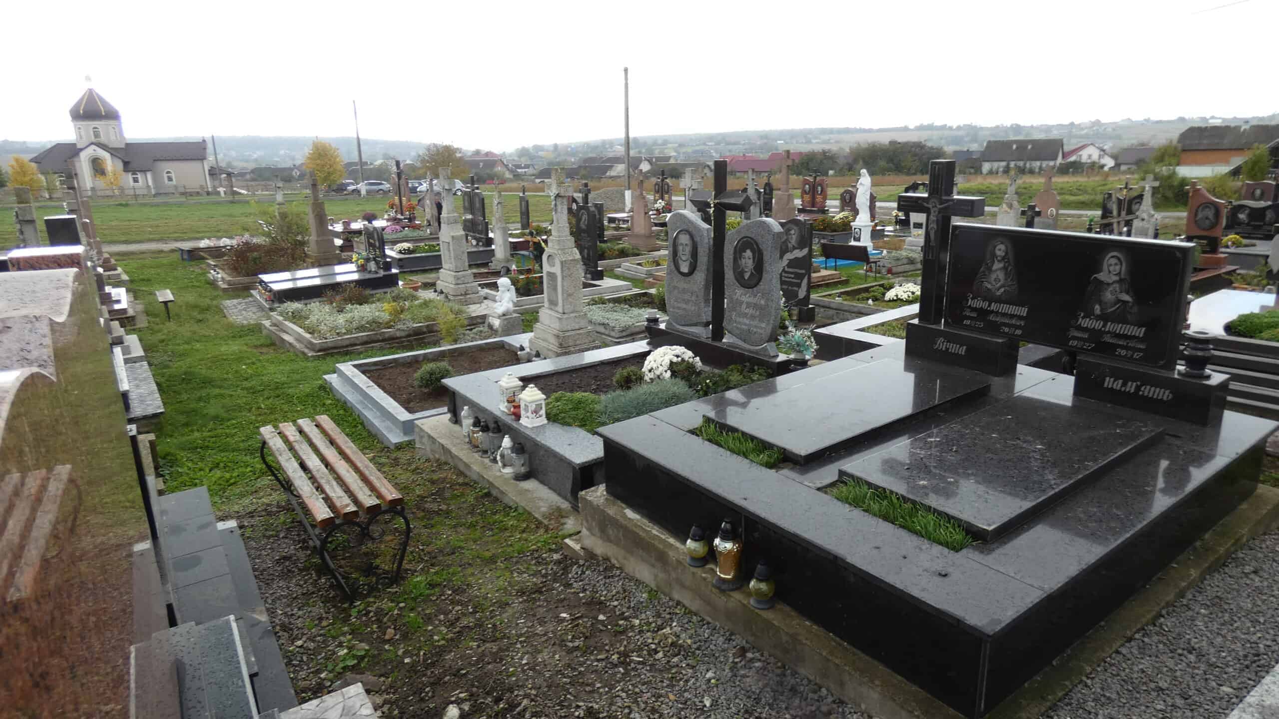 Меморіальні надгробки та могили на цвинтарі в Буцачі, сучасний кладовищний простір, висока якість памятників.