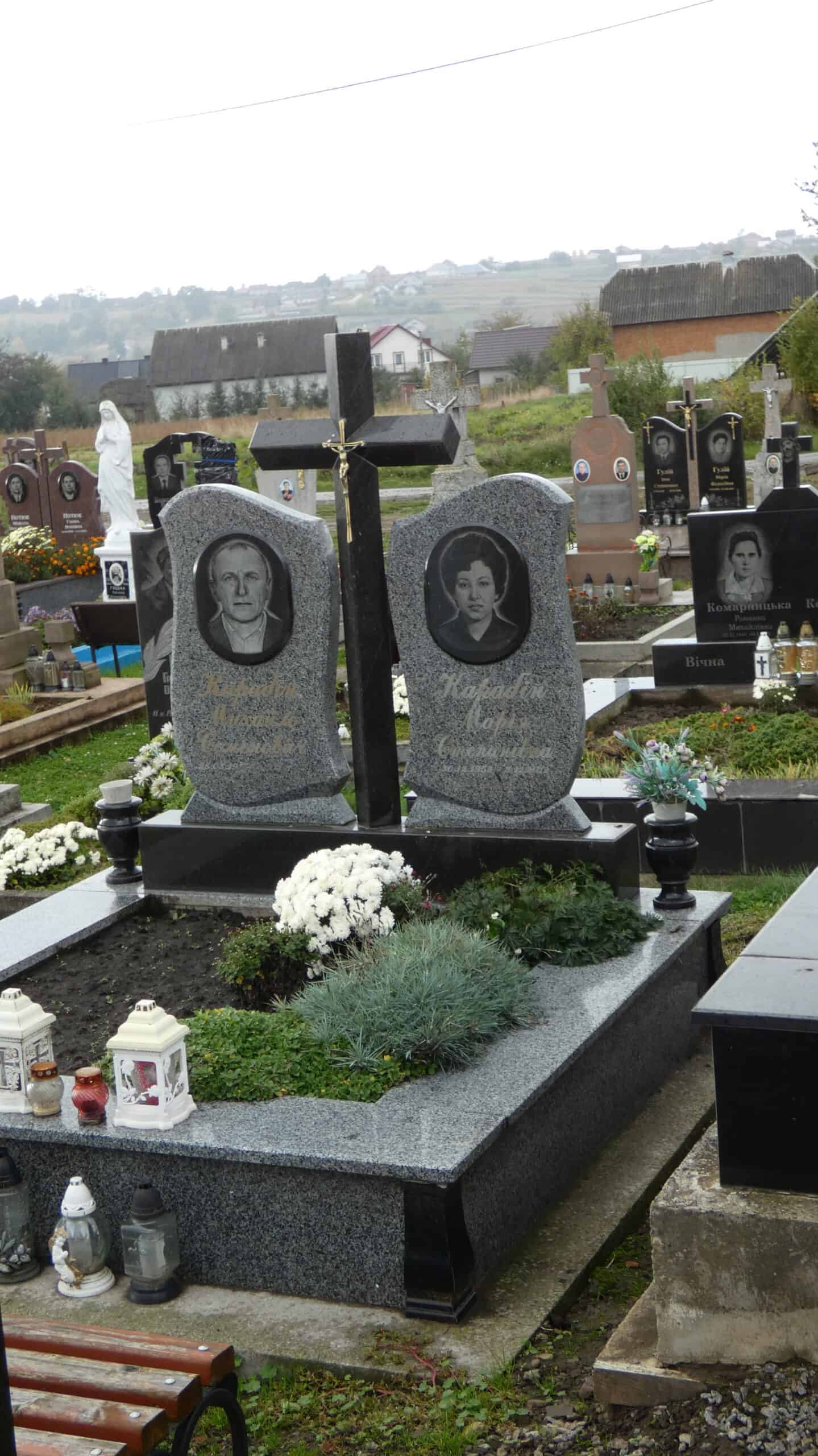 Меморіальний надгробок на цвинтарі в Буцачі, пам’ять про рідних і близьких.