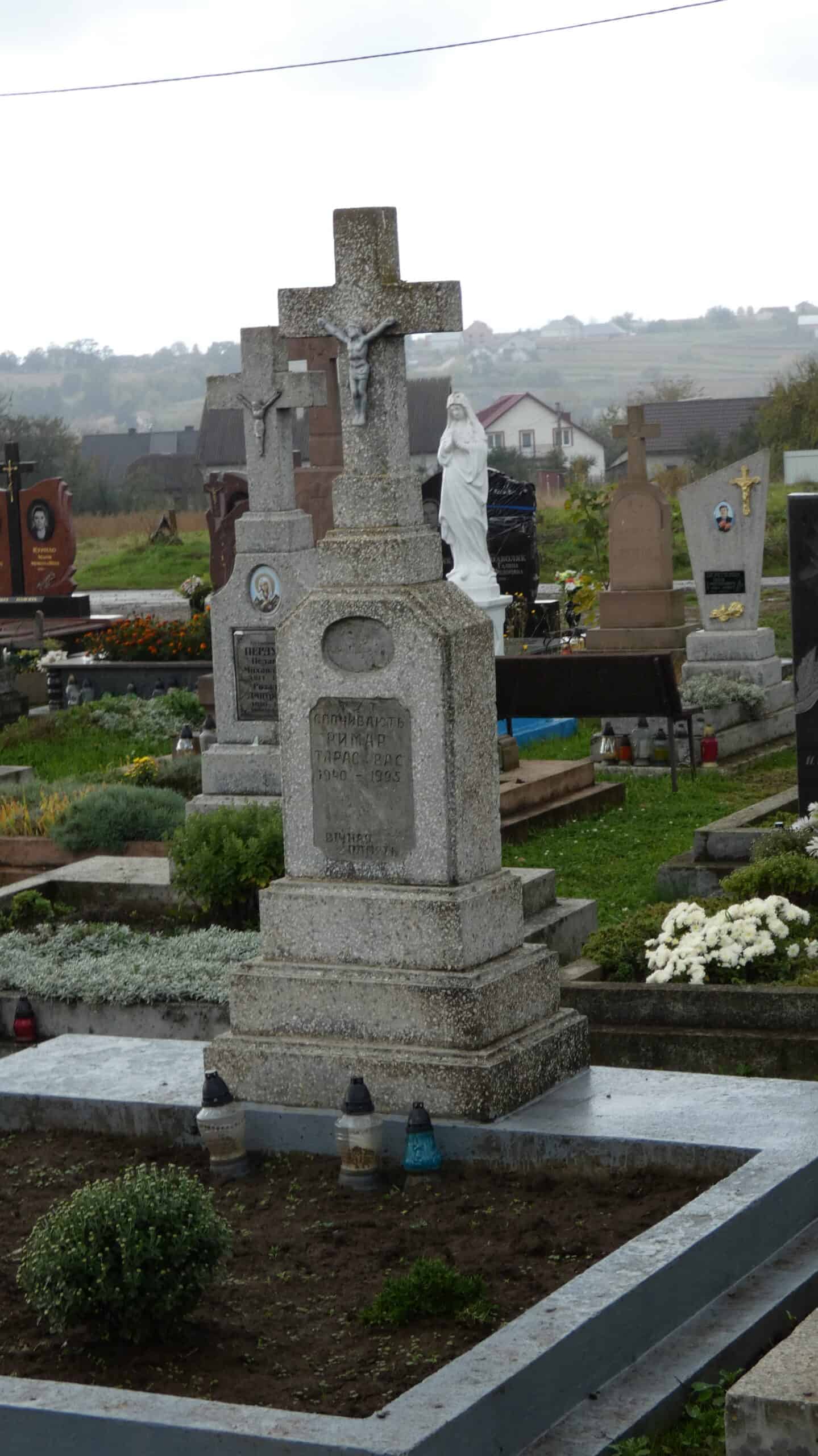 Вічний пам'ять на могилі з хрестами та квітами, цвинтар в Buczacz, Україна.