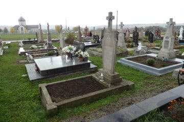 Вічні могили на цвинтарі, памятники та квіти, історичне поховання, цвинтар передмістя Буцач, Польща.