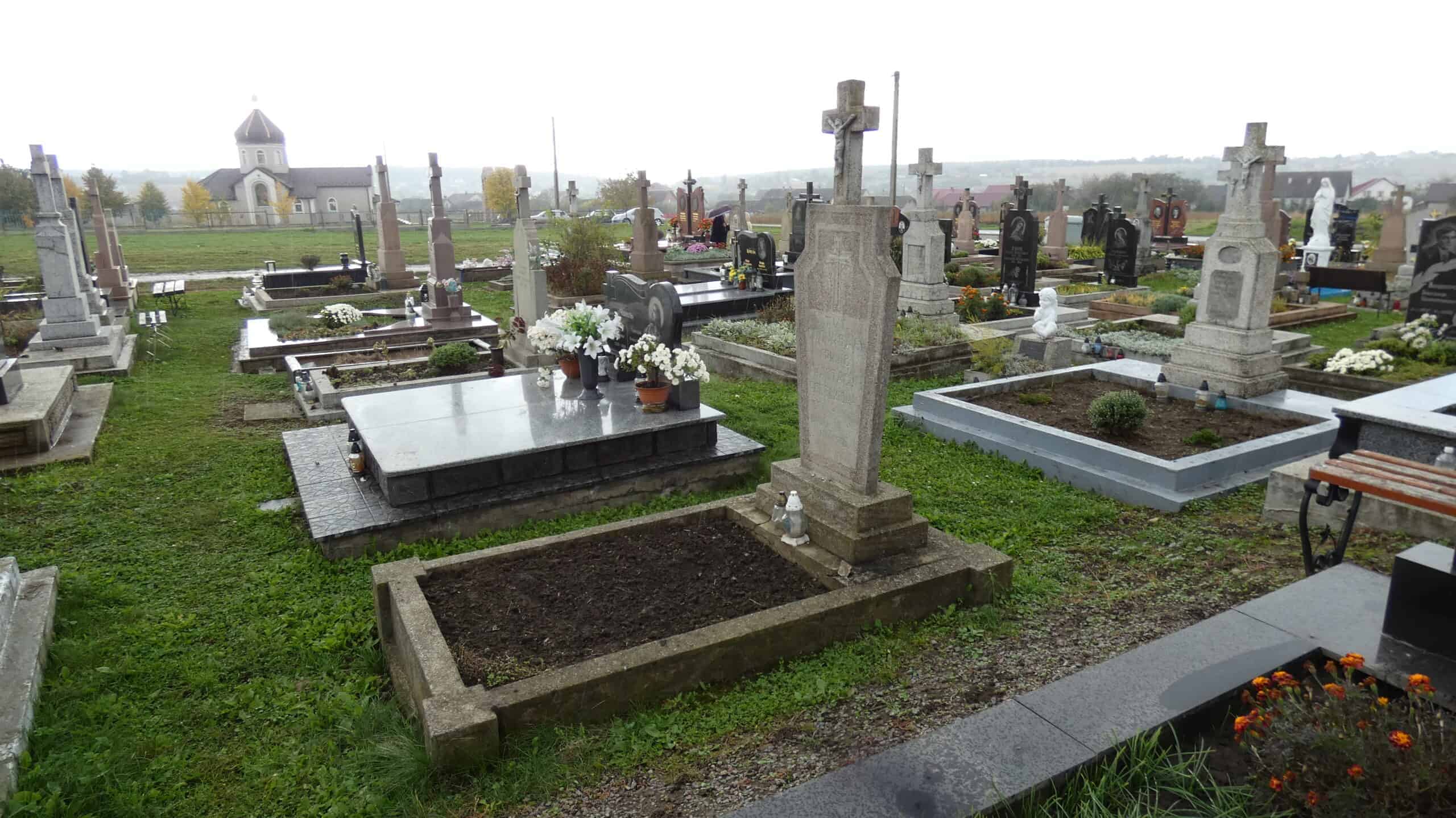 Вічні могили на цвинтарі, памятники та квіти, історичне поховання, цвинтар передмістя Буцач, Польща.