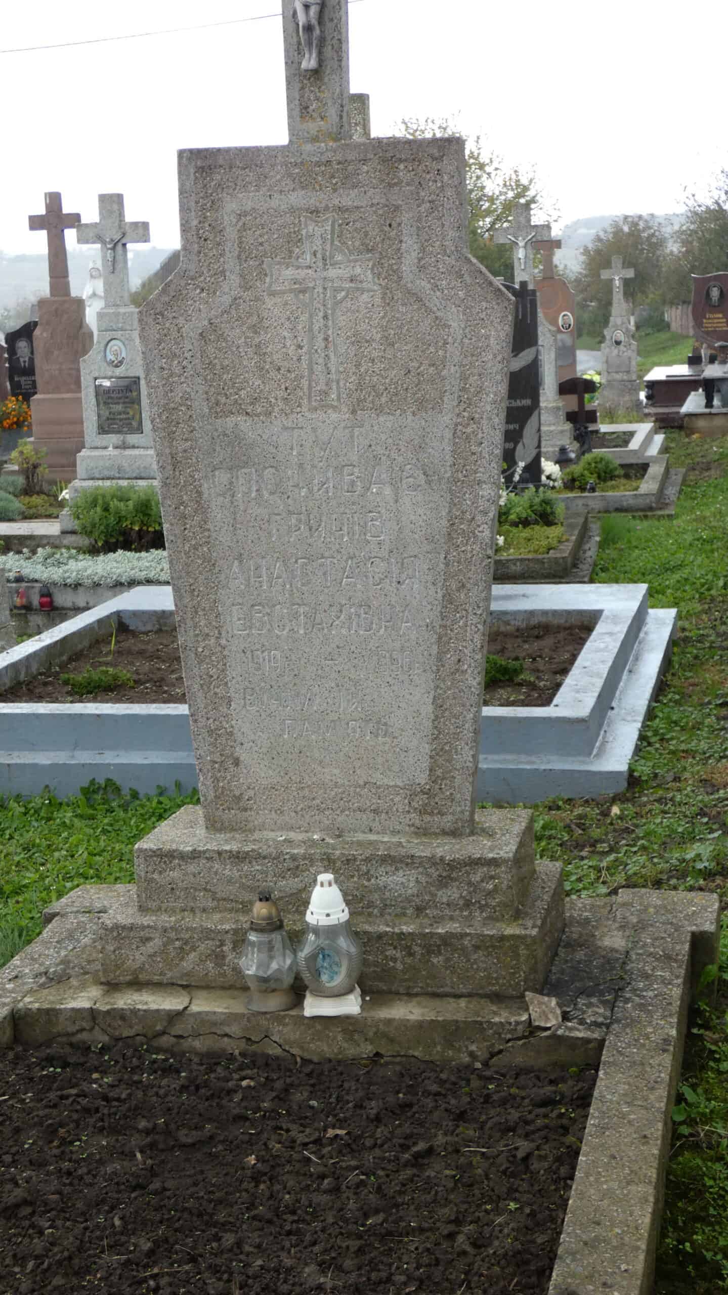 Меморіальний хрест на цвинтарі в Бучачі, могила з пам’ятним надгробком, історична могила, українські цвинтари.