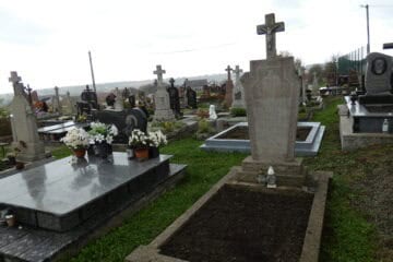 Могили на цвинтарі Буцячц - меморіальні пам’ятники та хресты.