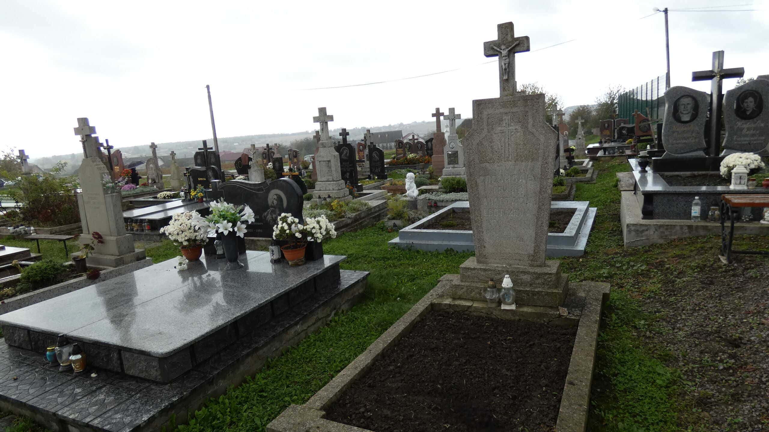 Могили на цвинтарі Буцячц - меморіальні пам’ятники та хресты.