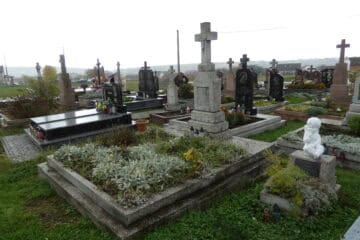 Могили на цвинтарі Буцач, некрополь, стильні пам'ятники, вічне спочивання, сімейні могили.